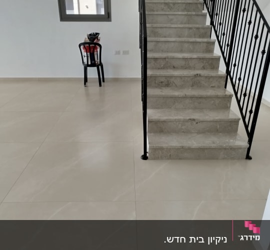 כיסא עם שקית ליד מדרגות בבית